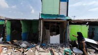 Warga menunjukan tempat tinggalnya yang dibongkar.