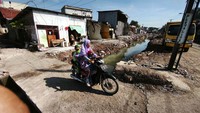 Awalnya pihak Pemkab hanya membongkar 5 meter dari jarak saluran air, kini berubah harus  dibongkar semuanya.