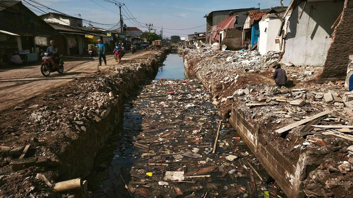 Melihat Aktivitas Warga Korban Penggusuran Bangunan Liar di Tambun Sebanyak 600 bangunan liar di bantaran Kali Baru, Kecamatan Tambun Selatan, Kabupaten Bekasi, dibongkar. Sejumlah warga masih beraktivitas di sisa bangunan.