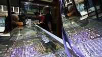 Harga emas Logam Mulia Antam 24 Karat hari ini, Rabu (23/4/2025), turun sangat dalam hingga membuat harga emas hari ini terlempar dari level Rp 2 juta per gram.   