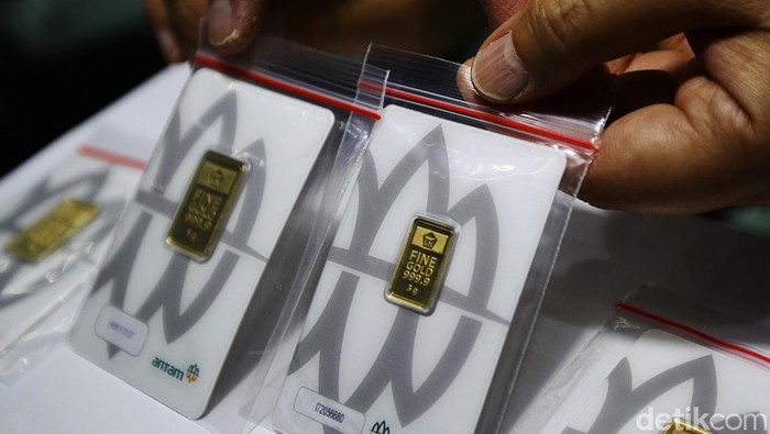 Melihat Kilau Emas yang Harganya Jatuh dari Level Rp 2 Juta Pedagang berbincang emas Antam di etalase toko emas, Cikini, Jakarta, Rabu (23/4/2025). harga emas