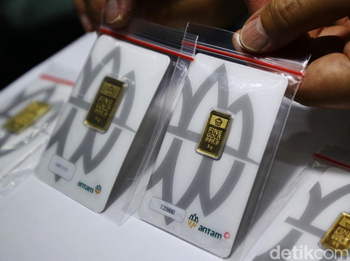 Pedagang menunjukkan emas Antam di etalase toko emas, Cikini, Jakarta, Rabu (23/4/2025).