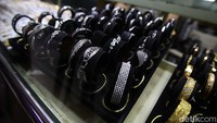 Untuk buyback harga emas Antam terpantau juga ikut mengalami penurunan sebesar Rp 48.000 per gram dan berada level Rp 1.840.000 per gram. Harga buyback adalah jika Anda ingin menjual emas, maka Antam akan membelinya dengan harga tersebut.  