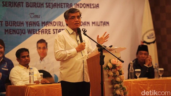 Menteri Ketenagakerjaan (Menaker) Yassierli bersama Ketua Umum Dewan Pengurus Pusat Konvederasi Serikat Buruh Sejahtera Indonesia (KSBSI) Johannes Darta Pakpahan membuka kongres ke VIII KSBSI di Jakarta, Rabu (23/4/2025).