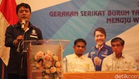 Ketua Umum Dewan Pengurus Pusat Konfederasi Serikat Buruh Sejahtera Indonesia (KSBSI) memberikan sambutan.