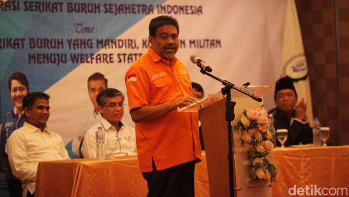 Menteri Ketenagakerjaan (Menaker) Yassierli bersama Ketua Umum Dewan Pengurus Pusat Konvederasi Serikat Buruh Sejahtera Indonesia (KSBSI) Johannes Darta Pakpahan membuka kongres ke VIII KSBSI di Jakarta, Rabu (23/4/2025).