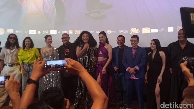 Anya Geraldine dan para pemain film Mendadak Dangdut dalam konferensi pers di kawasan Kuningan, Jakarta Selatan, Selasa (22/4/2025).