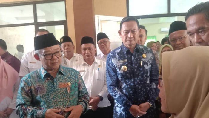 Mendikdasmen Abdul Muti saat meninjau makan bergizi gratis di Lamongan