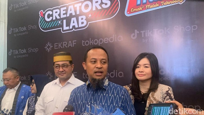 Menteri Ekraf Teuku Riefky Harsya (kiri) didampingi Gubernur Sulsel Andi Sudirman Sulaiman.
