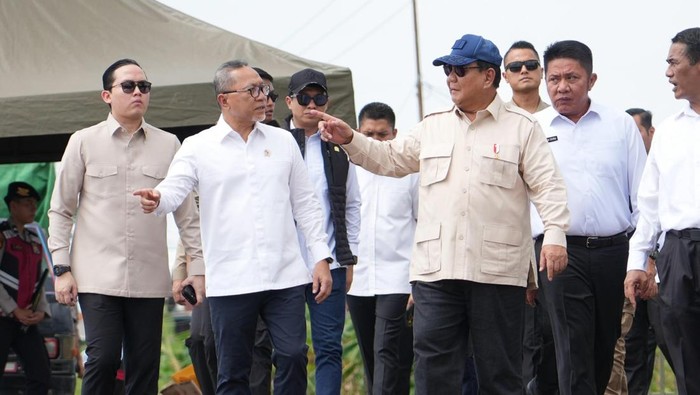 Menteri Koordinator Bidang Pangan Zulkifli Hasan (Zulhas) menyebut bulan ini Indonesia telah mencapai swasembada beras.