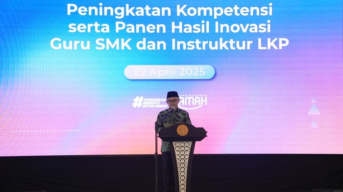 Menteri Pendidikan Dasar dan Menengah (Mendikdasmen), Abdul Mu'ti Menteri Pendidikan Dasar dan Menengah (Mendikdasmen) dalam kegiatan Panen Hasil Inovasi Guru SMK dan Instruktur LKP di Balai Besar Pengembangan Penjaminan Mutu Pendidikan Vokasi (BBPPMPV) Bisnis dan Pariwisata, Depok, pada 22 April 2025.