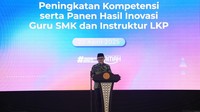 Menteri Pendidikan Dasar dan Menengah (Mendikdasmen) dalam kegiatan Panen Hasil Inovasi Guru SMK dan Instruktur LKP di Balai Besar Pengembangan Penjaminan Mutu Pendidikan Vokasi (BBPPMPV) Bisnis dan Pariwisata, Depok, pada 22 April 2025. (Foto: Humas Kemendikdasmen)