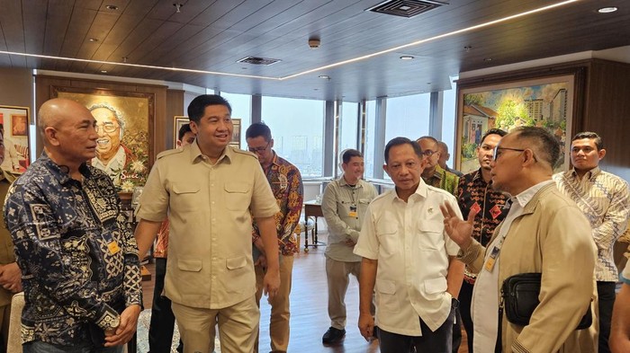 Menteri Perumahan dan Kawasan Permukiman Maruarar Sirait dan Menteri Dalam Negeri Tito Karnavian