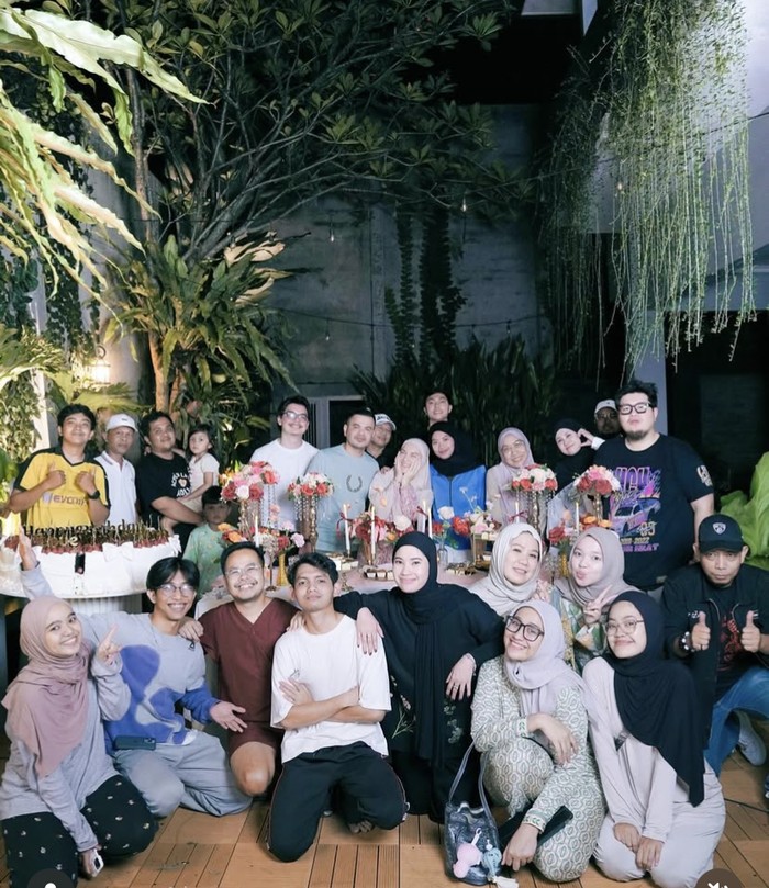 Meriahnya Kejutan Ulang Tahun Irish Bella, Ada Kue Tart Stroberi Jumbo! Meriahnya Kejutan Ulang Tahun Irish Bella, Ada Kue Tart Stroberi Jumbo!