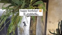 Namun, yang paling menarik perhatian adalah kejutan kue tart stroberi ukuran raksasa yang diberikan oleh Haldy Sabri. Foto: Instagram @_irishbella_