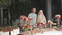 Selain itu Haldy Sabri juga menyiapkan meja cantik berisi kue, camilan dan bunga untuk Irish Bella. Foto: Instagram @_irishbella_