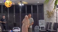 Begini tawa bahagia Irish Bella saat sang suami membawanya keluar rumah dan sudah ada kejutan pesta yang menunggunya. Foto: Instagram @_irishbella_