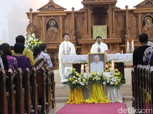 Khidmat Misa Requiem Doakan Paus Fransiskus di Gereja St Yusup Blitar