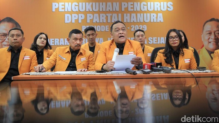 Partai Hanura Segera Kukuhkan Pengurus DPP Sebanyak 86 orang akan dikukuhkan sebagai pengurus DPP Hanura. Pengukuhan ini akan dilaksanakan pada 26 April 2025 di Jakarta International Convention Center.