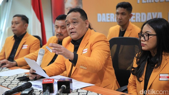 Partai Hanura Segera Kukuhkan Pengurus DPP Sebanyak 86 orang akan dikukuhkan sebagai pengurus DPP Hanura. Pengukuhan ini akan dilaksanakan pada 26 April 2025 di Jakarta International Convention Center.