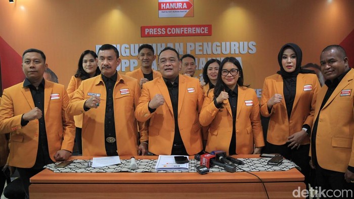 Sebanyak 86 orang akan dikukuhkan sebagai pengurus DPP Hanura. Pengukuhan ini akan dilaksanakan pada 26 April 2025 di Jakarta International Convention Center.