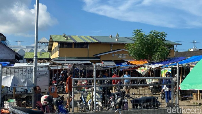 Pemkot Parepare, Sulawesi Selatan (Sulsel) akan menertibkan pedagang yang berjualan di luar gedung Pasar Lakessi dengan menggunakan badan jalan.