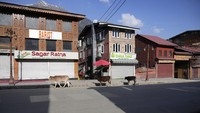 Pasar tampak sepi dan aktivitas warga terhenti sementara pasukan keamanan dikerahkan untuk mengamankan lokasi dan menyisir area sekitar.