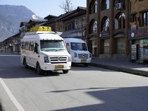 Video Turis Berbondong-bondong Kabur dari Kashmir Seusai Pembantaian 26 Orang