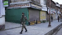 Petugas keamanan India berpatroli menggunakan kendaraan lapis baja di pasar Pahalgam, Kashmir, Rabu (23/4/2025), sehari setelah sekelompok militan melepaskan tembakan membabi buta ke arah wisatawan.