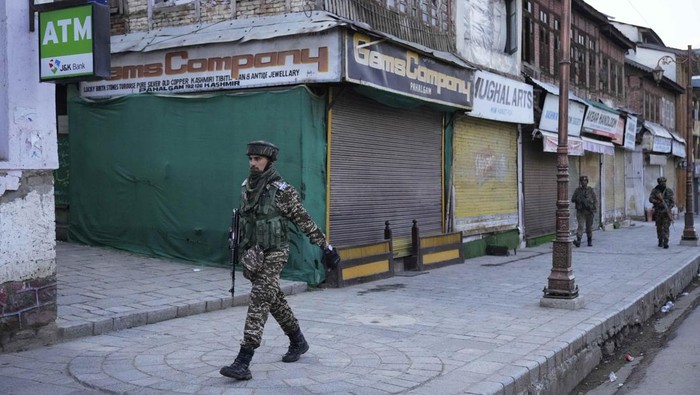 Pasca Penembakan, Pahalgam Dijaga Ketat Pasukan Keamanan Pasukan keamanan berpatroli di Pahalgam, Kashmir, usai serangan bersenjata terhadap turis. Wilayah dijaga ketat demi mencegah serangan susulan.