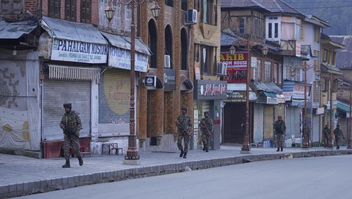 Pasukan keamanan berpatroli di Pahalgam, Kashmir, usai serangan bersenjata terhadap turis. Wilayah dijaga ketat demi mencegah serangan susulan.