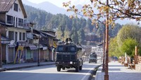 Kendaraan lapis baja milik pasukan keamanan India melintasi pasar yang lengang di Pahalgam, Kashmir, setelah terjadi aksi penembakan oleh militan bersenjata pada Selasa malam.