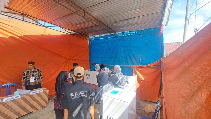 Paslon 02 Joncik Muhammad saat menyalurkan hak suaranya di TPS 1 pada PSU Pilkada Empat Lawang
