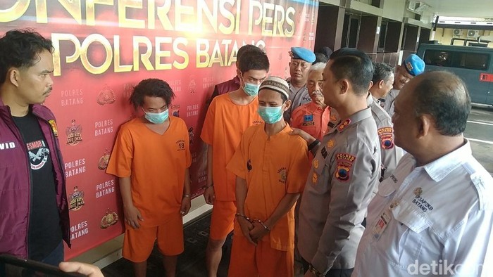Pelaku pemerkosaan dan perampokan, SOL (berpeci), akhirnya ditangkap usai tiga tahun buron. Pelaku dihadirkan di Mapolres Batang, Rabu (23/4/2025).