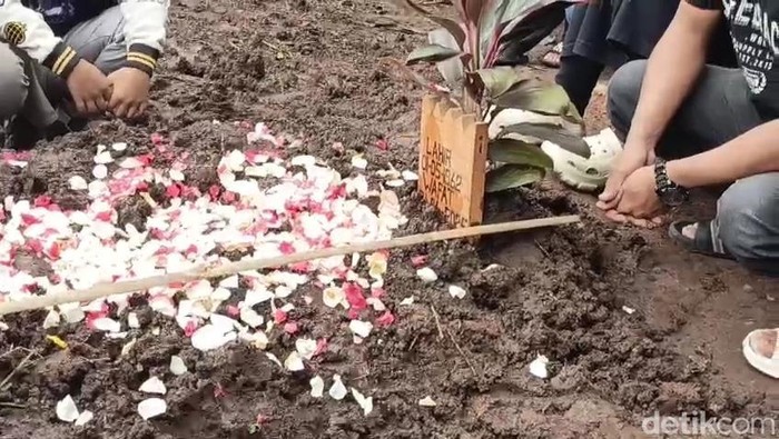 Pemakaman Asep, ayah dari Raka