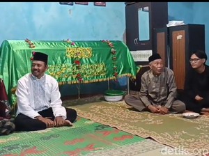 Duka Para Pendaki Mengantar Kepergian Mbok Yem untuk yang Terakhir Kali