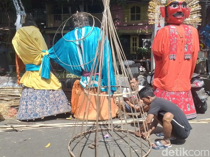 Pembuatan ondel-ondel di Kampung Ondel-ondel Kramat Pulo, Jakarta Pusat Pembuatan ondel-ondel di Kampung Ondel-ondel Kramat Pulo, Jakarta Pusat