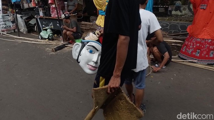 Pembuatan ondel-ondel di Kampung Ondel-ondel Kramat Pulo, Jakarta Pusat