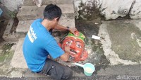 Bukan hanya membuat ondel-ondel, Sanggar Mamit Cs juga terkadang menerima servis ondel-ondel. (Muhammad Lugas Pribady/detikcom)