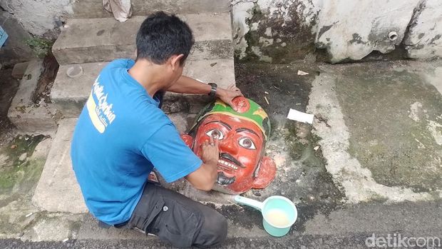 Pembuatan ondel-ondel di Kampung Ondel-ondel Kramat Pulo, Jakarta Pusat