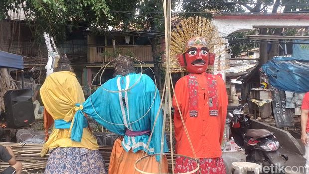 Pembuatan ondel-ondel di Kampung Ondel-ondel Kramat Pulo, Jakarta Pusat