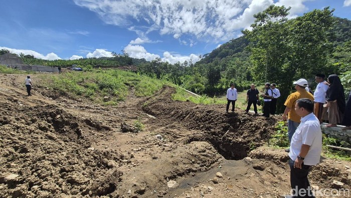 Pemkab Sukabumi saat menelusuri penyebab banjir.