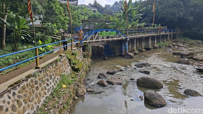 Pemkot Bandung meresmikan tempat wisata baru di kawasan Tanggulan Cikalapa, RT 04 RW 03, Dago Pojok. Tempat ini dinamai Pasar Sisi Walungan Cikapundung-Cikalapa (Pasiwal Cika-cika).
