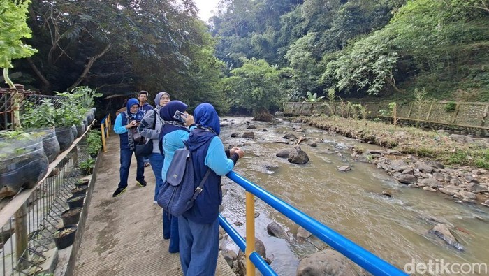 Pemkot Bandung meresmikan tempat wisata baru di kawasan Tanggulan Cikalapa, RT 04 RW 03, Dago Pojok. Tempat ini dinamai Pasar Sisi Walungan Cikapundung-Cikalapa (Pasiwal Cika-cika). Pemkot Bandung meresmikan tempat wisata baru di kawasan Tanggulan Cikalapa, RT 04 RW 03, Dago Pojok. Tempat ini dinamai Pasar Sisi Walungan Cikapundung-Cikalapa (Pasiwal Cika-cika).