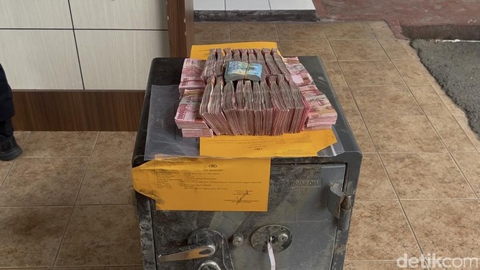 Penampakan brankas berisi Rp 420 juta yang dicuri di Pinrang.
