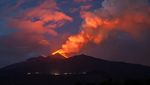 Penampakan Gunung Etna Kembali Muntahkan Lava Pijar