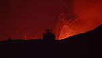 Penampakan Gunung Etna Kembali Muntahkan Lava Pijar