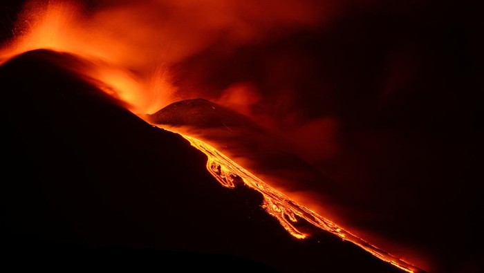 Penampakan Gunung Etna Kembali Muntahkan Lava Pijar Lava flows from Mount Etna, Italy, April 22, 2025. REUTERS/Marco Restivo TPX IMAGES OF THE DAY