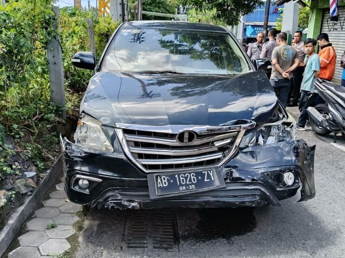 Penampakan mobil yang terlibat kecelakaan di Timoho, Kota Jogja, Rabu (23/4/2025) siang.