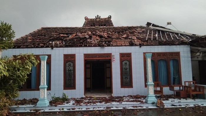 Penampakan rumah di Tambakromo, Pati, akibat disapu angin puting beliung, Rabu (23/4/2025).
